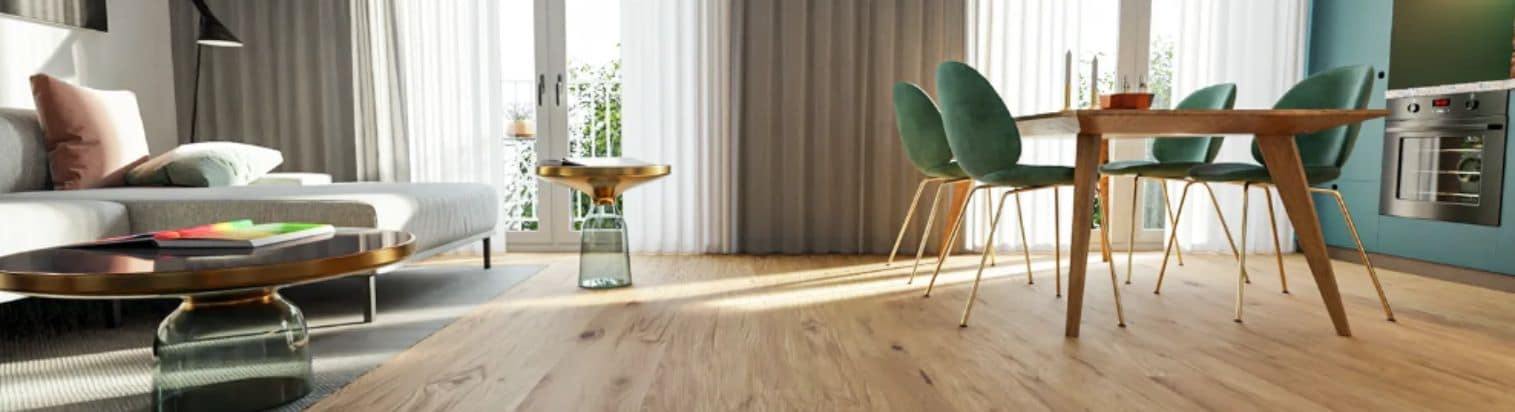 Wohn-Essbereich mit hellem Parkettfarben-Boden, grünen Stühlen und natürlichem Sonnenlicht.