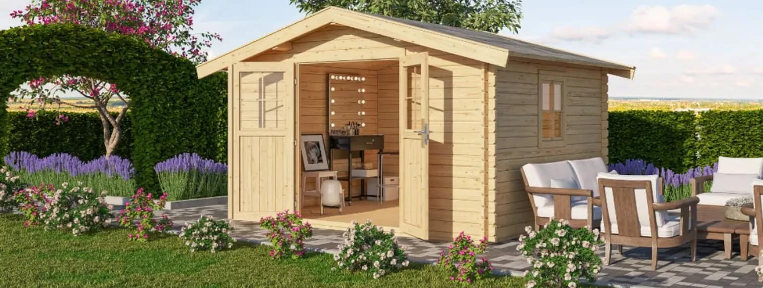 Ein Gartenhaus aus Holz mit Terrassenstühlen, bunt blühenden Blumen und einem soliden Fundament.