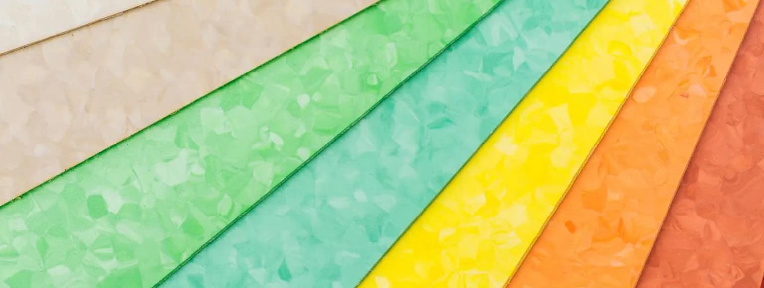 Mehrere Linoleumböden in Beige- bis Orangetönen, die diagonal auf einer Fläche angeordnet sind.